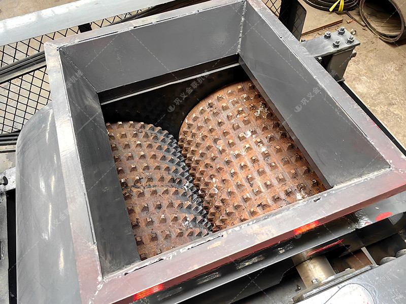 2PGC450X500雙齒輥破碎機發(fā)往湖南婁底破碎冰塊