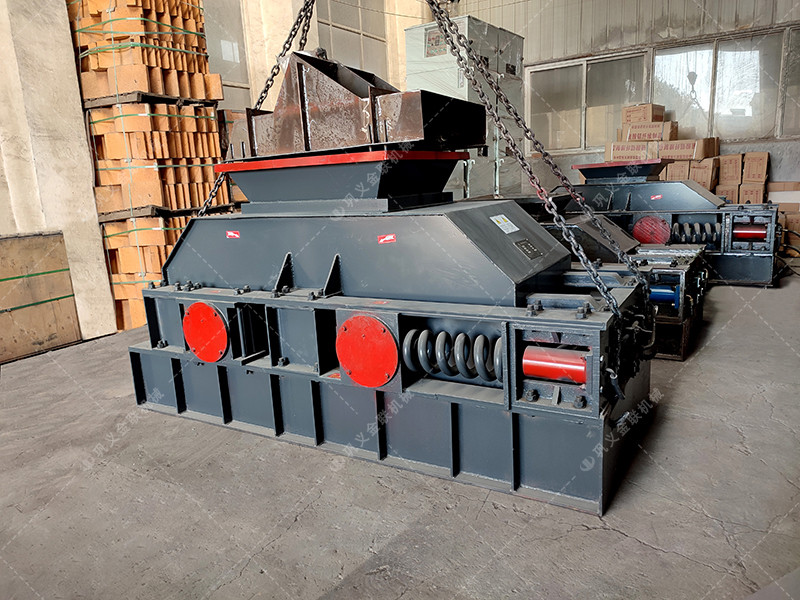 2PG800X600中型對輥破碎機(jī)發(fā)往四川瀘州用瓜子石制砂