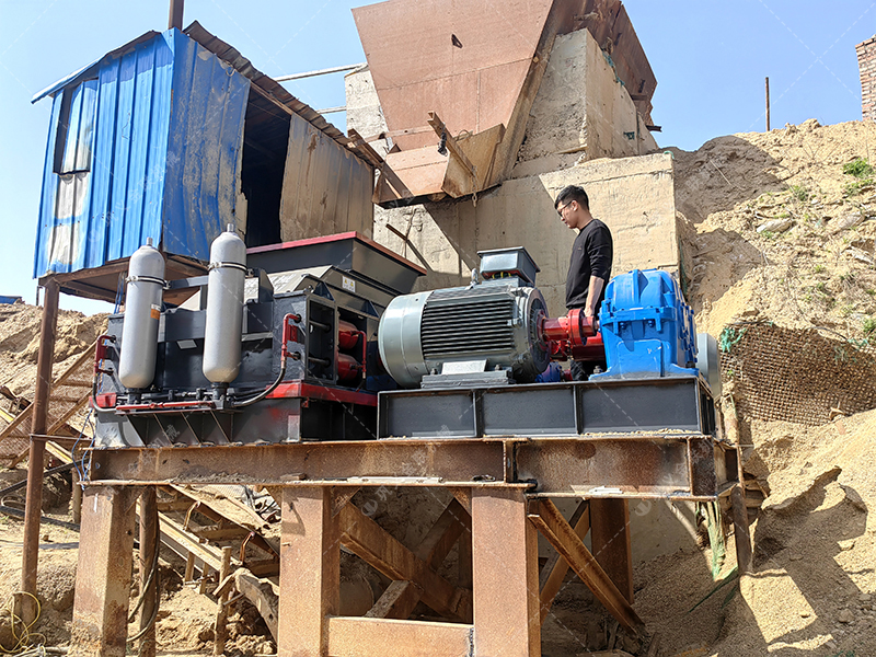 青石制砂難題多?對輥破碎機(jī)如何輕松應(yīng)對? 青石制砂難題多?對輥破碎機(jī)如何輕松應(yīng)對?